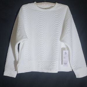 NWT- SHAPE SWEATSHIRT IN ONLY MEDIUM LEFT